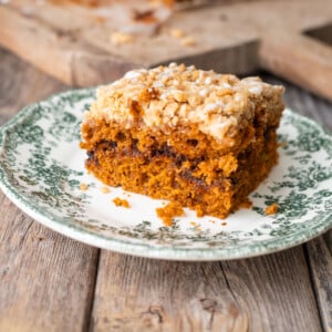 Thai tea coffee cake on a plate.